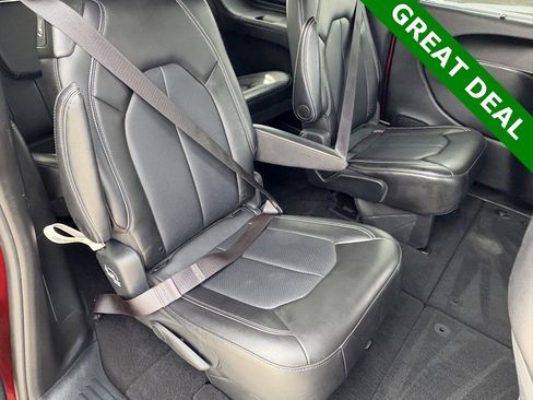 Used 2025 Chrysler Pacifica Select image 37