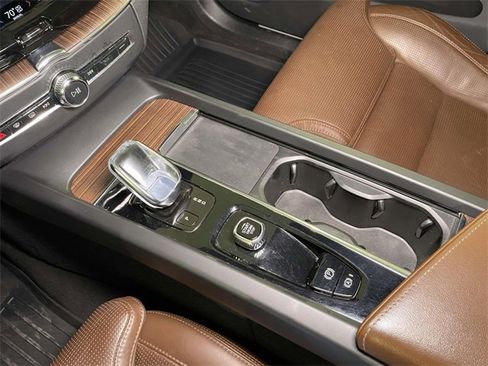 Used 2022 Volvo XC60 T8 Inscription w/ Advanced Package image 31