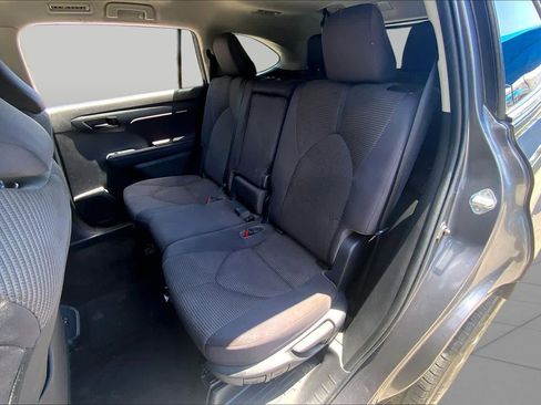 Used 2022 Toyota Highlander LE FWD image 21
