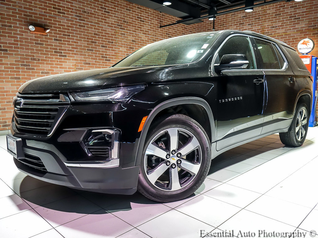 Used 2023 Chevrolet Traverse LT w/ LT Premium Package AWD/4WD image 2