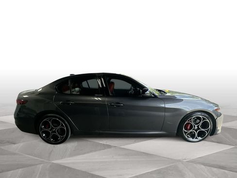 Used 2022 Alfa Romeo Giulia Veloce RWD image 9