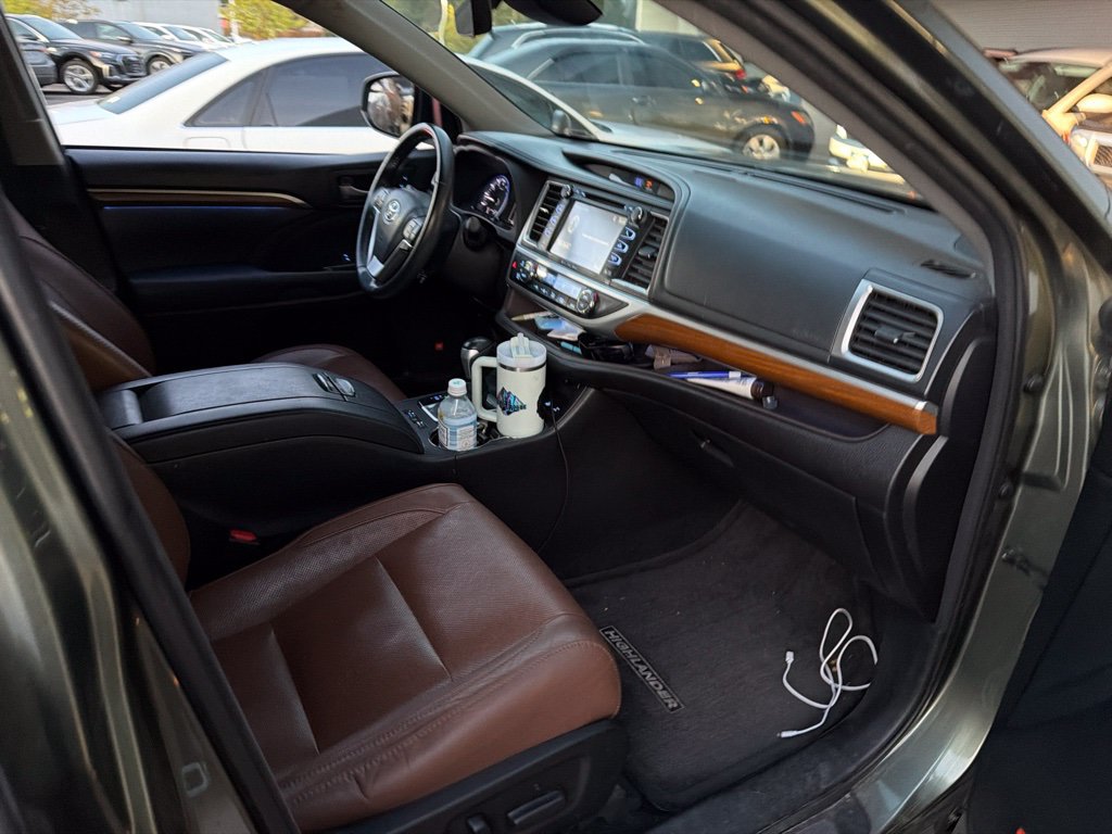 Used 2017 Toyota Highlander Limited AWD/4WD image 9
