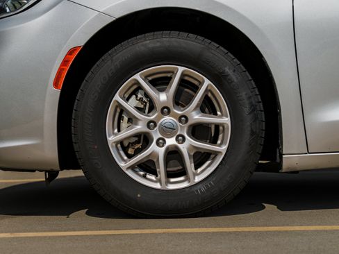 Used 2024 Chrysler Pacifica Touring-L FWD image 28