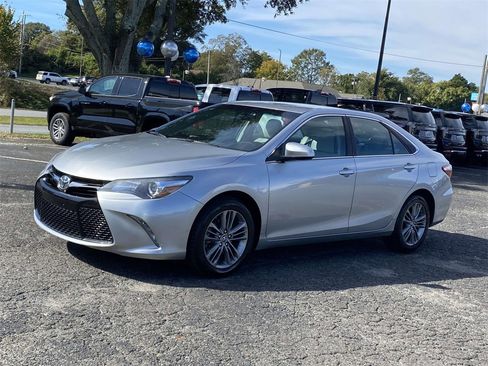 Used 2017 Toyota Camry image 3