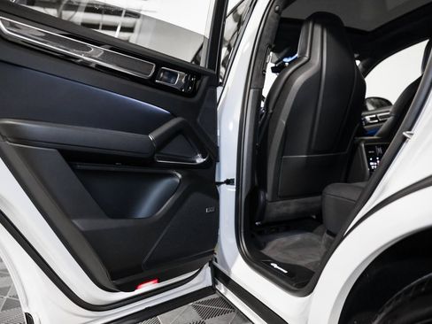 Used 2019 Porsche Cayenne Turbo image 30