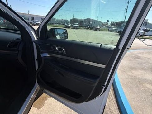 Used 2019 Ford Explorer XLT w/ Equipment Group 201A FWD image 13