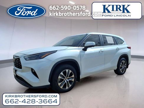Used 2023 Toyota Highlander XLE FWD image 1