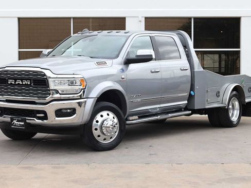 Used 2020 RAM 5500 4x4 Crew Cab image 1