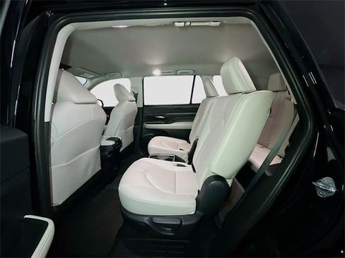 Used 2024 Toyota Grand Highlander Limited image 32