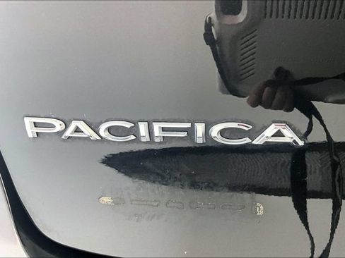 Used 2017 Chrysler Pacifica Limited w/ UConnect Theater Package FWD image 14