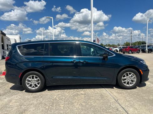 Used 2025 Chrysler Pacifica Select FWD image 8