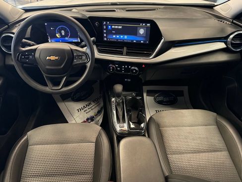 Used 2025 Chevrolet Trax LT FWD image 9