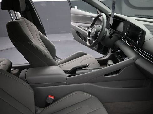 Certified 2025 Hyundai Elantra Sport image 35