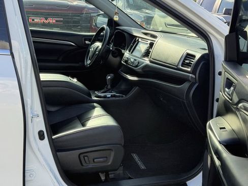Used 2019 Toyota Highlander SE AWD/4WD image 16
