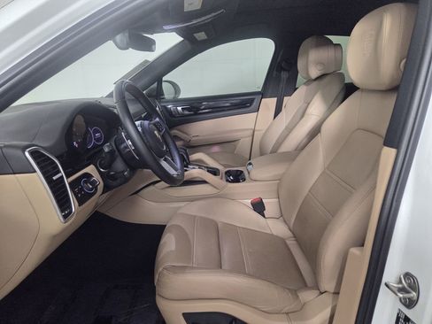 Used 2023 Porsche Cayenne Platinum Edition image 12