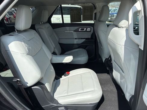 Used 2025 Ford Explorer Platinum w/ Ultimate Package image 32