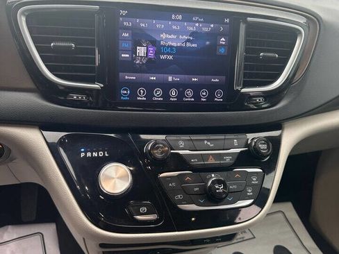 Used 2018 Chrysler Pacifica Touring-L Plus image 12