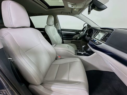 Used 2019 Toyota Highlander XLE AWD/4WD image 43