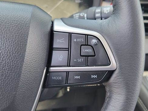 Used 2025 Toyota Sienna XLE w/ XLE Plus Package FWD image 8