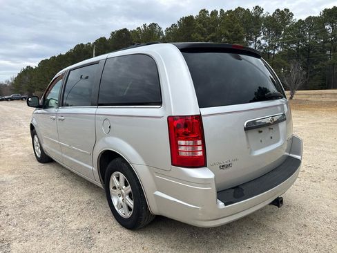 Used 2009 Chrysler Town & Country Touring w/ Family Value Group image 8