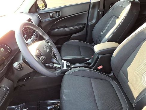 Used 2024 Hyundai Venue Limited FWD image 14