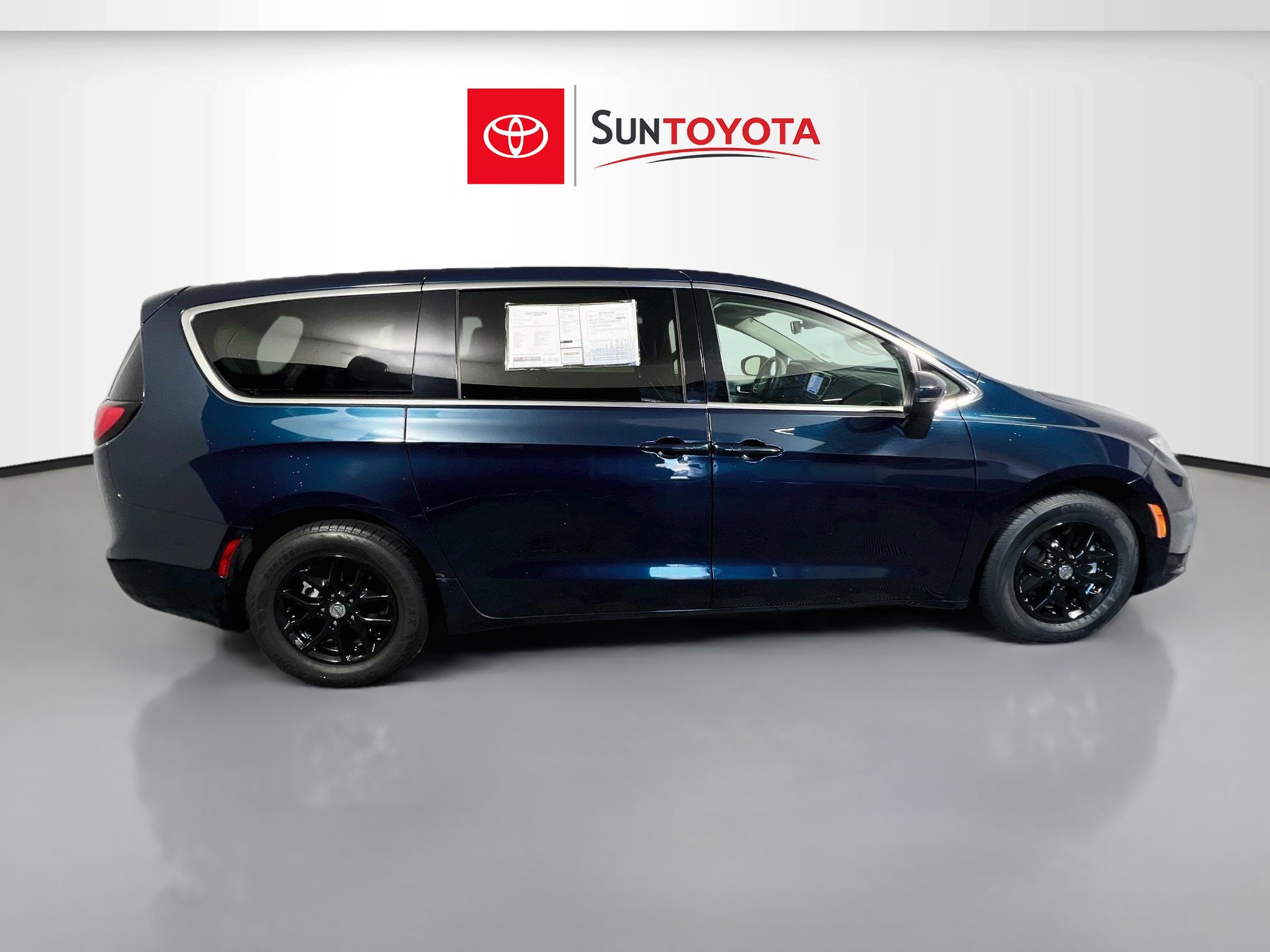Used 2023 Chrysler Pacifica Touring-L FWD image 2