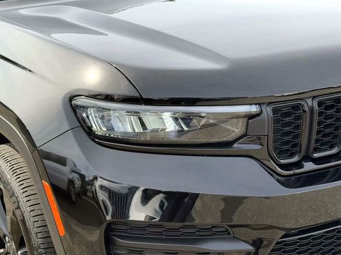 Certified 2025 Jeep Grand Cherokee Altitude image 9