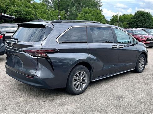 Used 2025 Toyota Sienna XLE FWD image 6