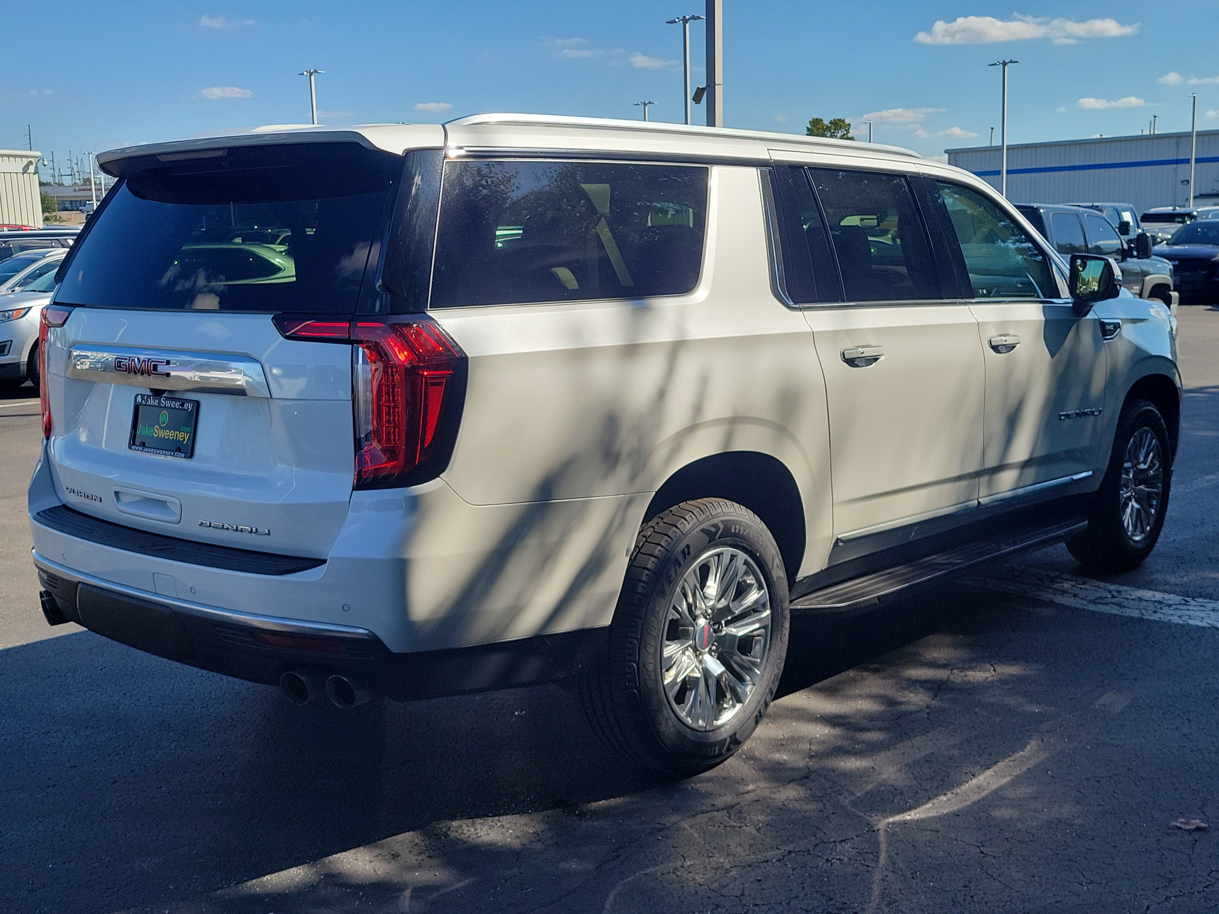 Used 2022 GMC Yukon XL Denali AWD/4WD image 4
