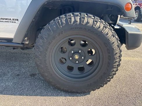 Used 2015 Jeep Wrangler Unlimited Rubicon w/ Connectivity Group AWD/4WD image 8