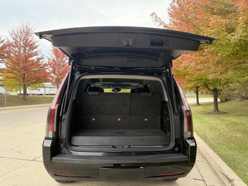 Used 2015 Cadillac Escalade Luxury image 28