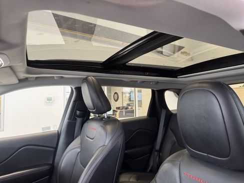 Used 2019 Jeep Cherokee Trailhawk image 19