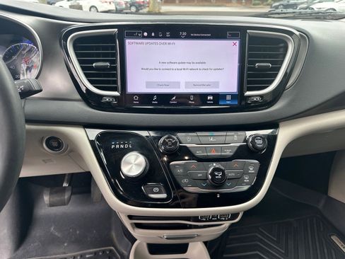 Used 2022 Chrysler Pacifica Touring-L image 27