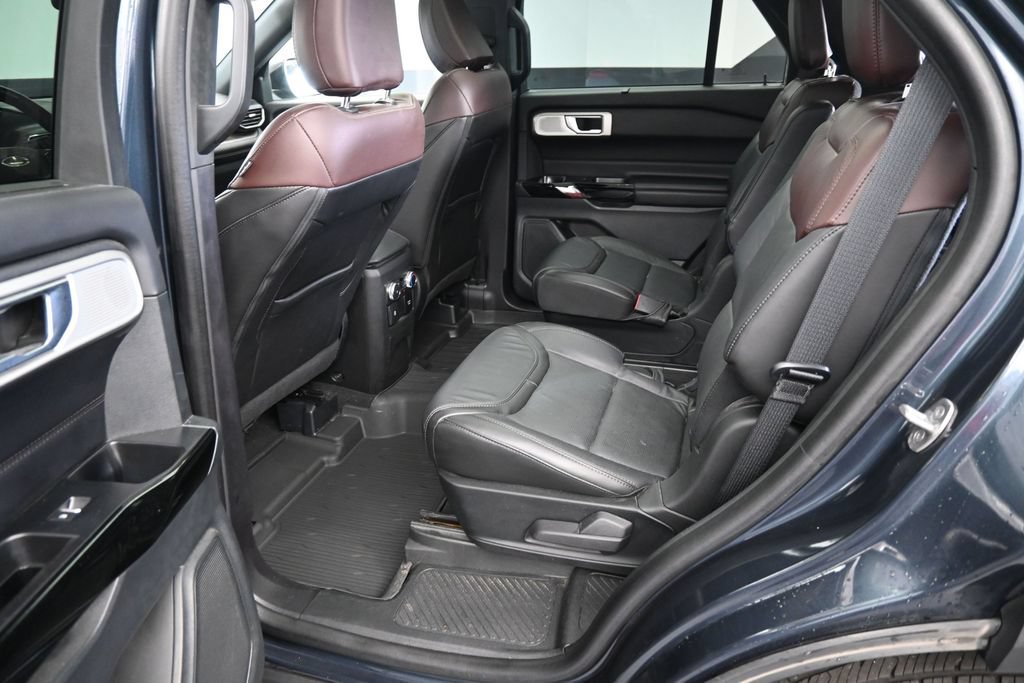 Used 2022 Ford Explorer Platinum w/ Equipment Group 601A AWD/4WD image 16