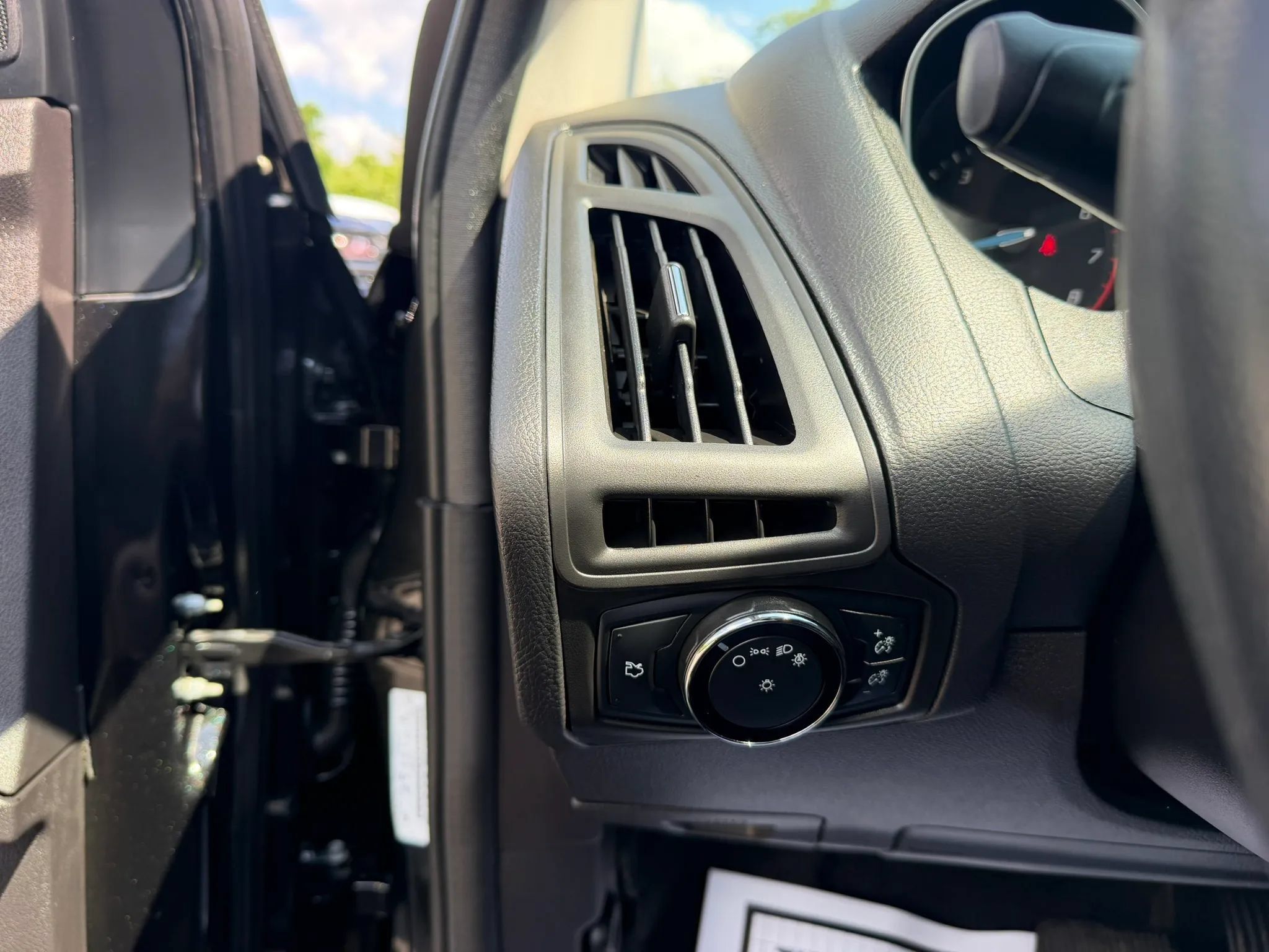 Used 2014 Ford Focus SE w/ SE Winter Package FWD image 19