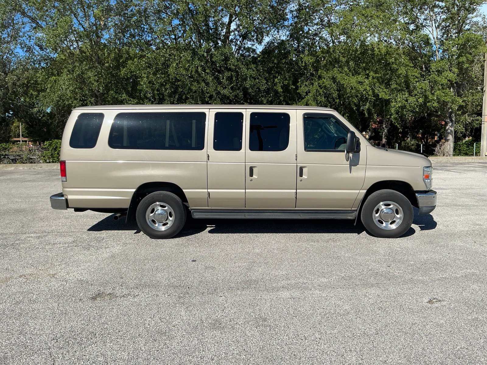 Used 2014 Ford E-350 and Econoline 350 XLT RWD image 10