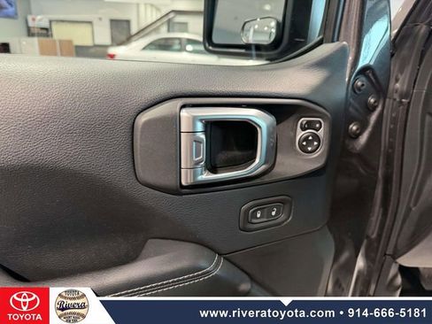 Used 2018 Jeep Wrangler Unlimited Sahara image 12