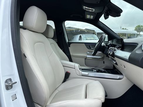 Used 2025 Mercedes-Benz GLB 250 4MATIC image 23
