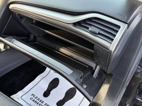 Used 2017 Ford Fusion SE w/ Fusion SE Technology Package image 7