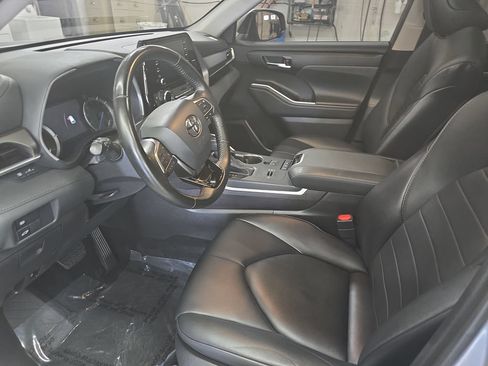 Used 2021 Toyota Highlander XLE AWD/4WD image 17
