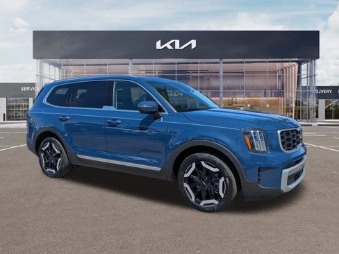 Certified 2024 Kia Telluride S FWD image 2