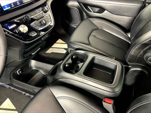 Used 2025 Chrysler Pacifica Select FWD image 18
