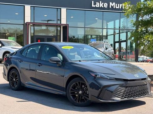 Used 2025 Toyota Camry SE FWD image 1