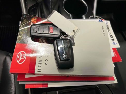 Used 2022 Toyota Highlander XLE image 38
