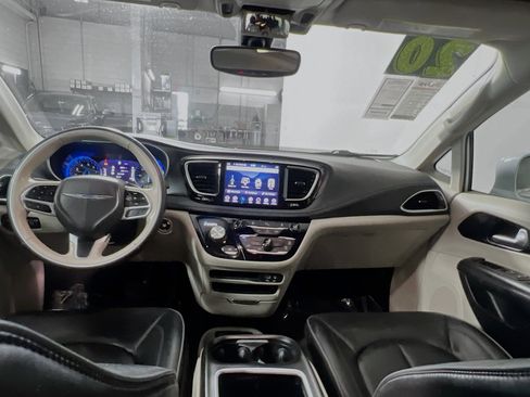 Used 2020 Chrysler Pacifica Limited FWD image 30