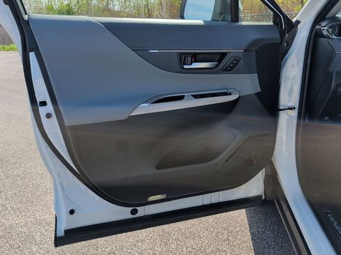Used 2023 Toyota Venza XLE image 34