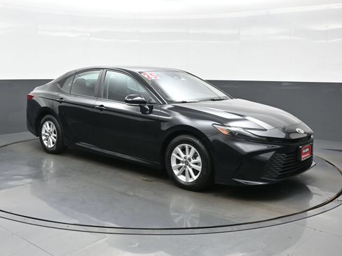 Used 2025 Toyota Camry LE FWD image 8