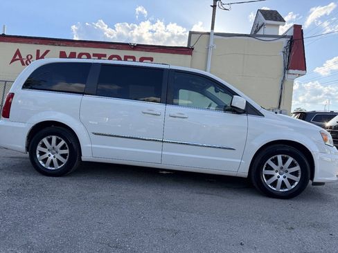 Used 2013 Chrysler Town & Country Touring FWD image 9