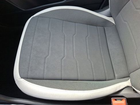 Certified 2025 Volkswagen Taos SE w/ Panoramic Sunroof Package image 26