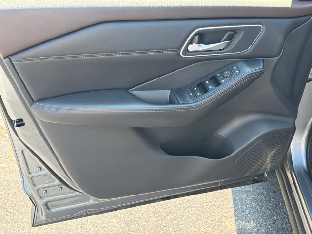 Used 2021 Nissan Rogue SV w/ Premium Package FWD image 12